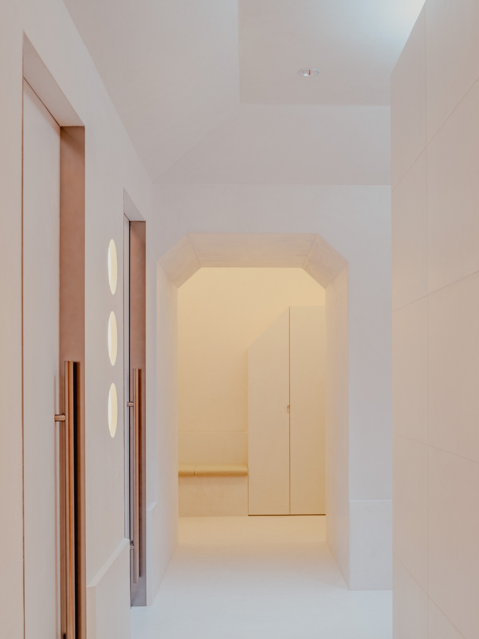 レナトゥスクリニック名古屋院の清潔感ある施術室